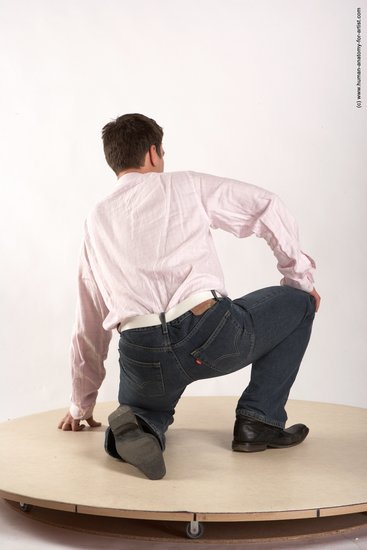 Casual Man White Kneeling poses - ALL Average Short Brown Kneeling poses - on one knee Academic