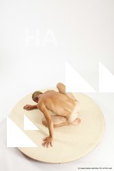 alexandr kneeling 04a