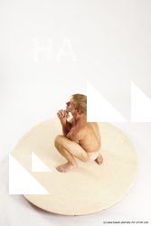 alexandr kneeling 01a