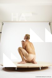 alexandr kneeling 02c