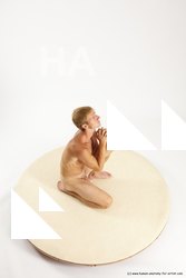 alexandr kneeling 09a