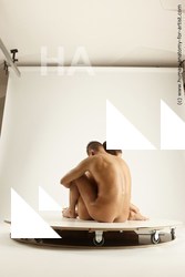 alton della sitting 04c