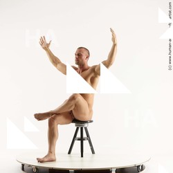 sitting reference bystrik 02