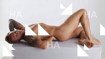 Lying reference poses Gilbert