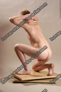 alexandr kneeling 03