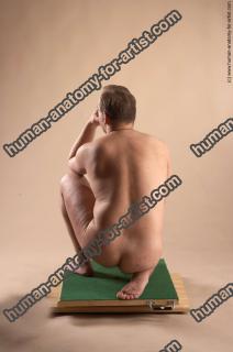 alfred kneeling 083