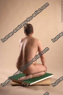 alfred kneeling 084