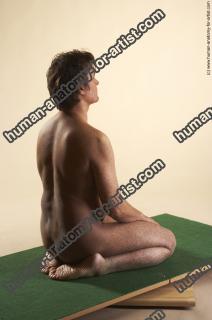 kristian kneeling 20