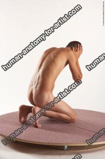 patrik kneeling 06