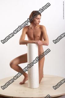 alexej kneeling 01