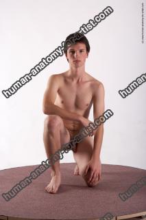 marek kneeling 01