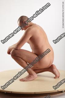 gregor kneeling 03