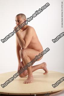 gregor kneeling 02